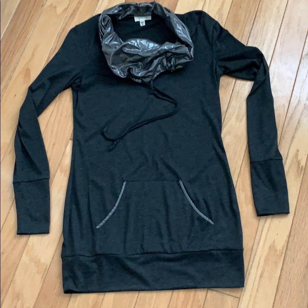 P8 hooded top